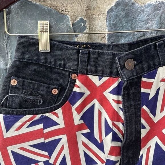 Levi's Vintage 1996 551 Union Flag Black Cut Off Denim Shorts Size 8 - Picture 2 of 7